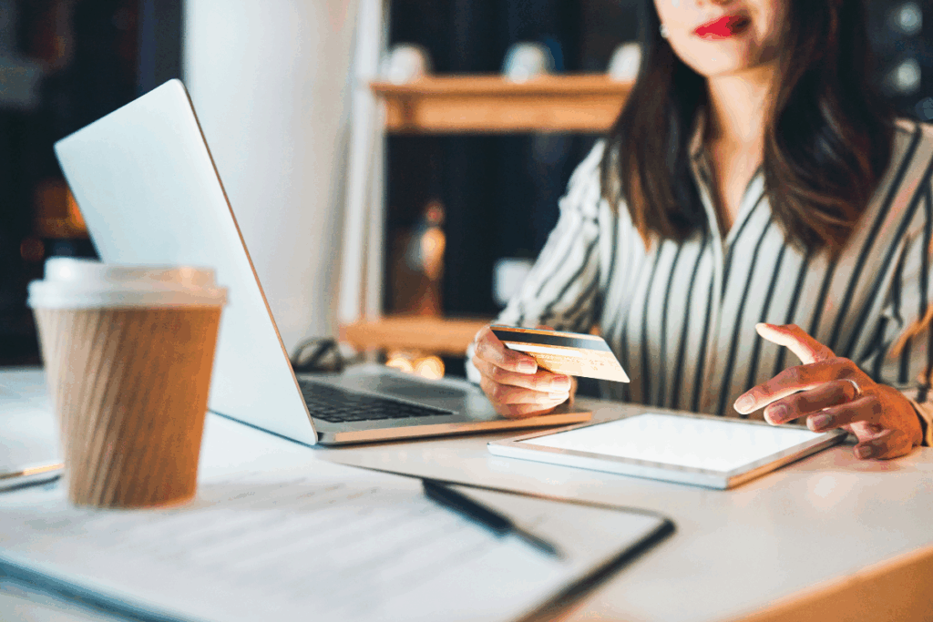 Instant Loans vs Credit Cards: When One Makes More Sense Than the Other